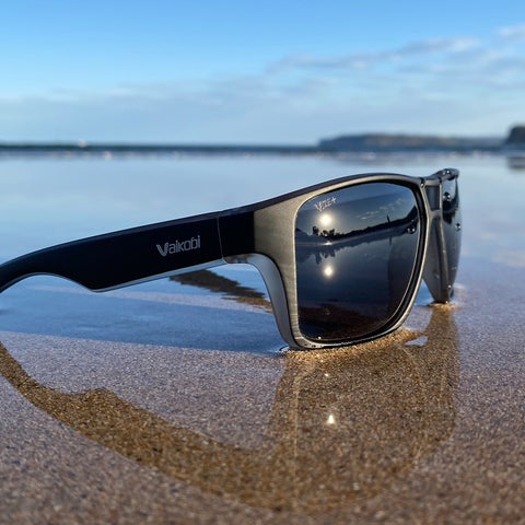 MOLOKAI POLARIZED SUNGLASSES (BLACK/SMOKED)